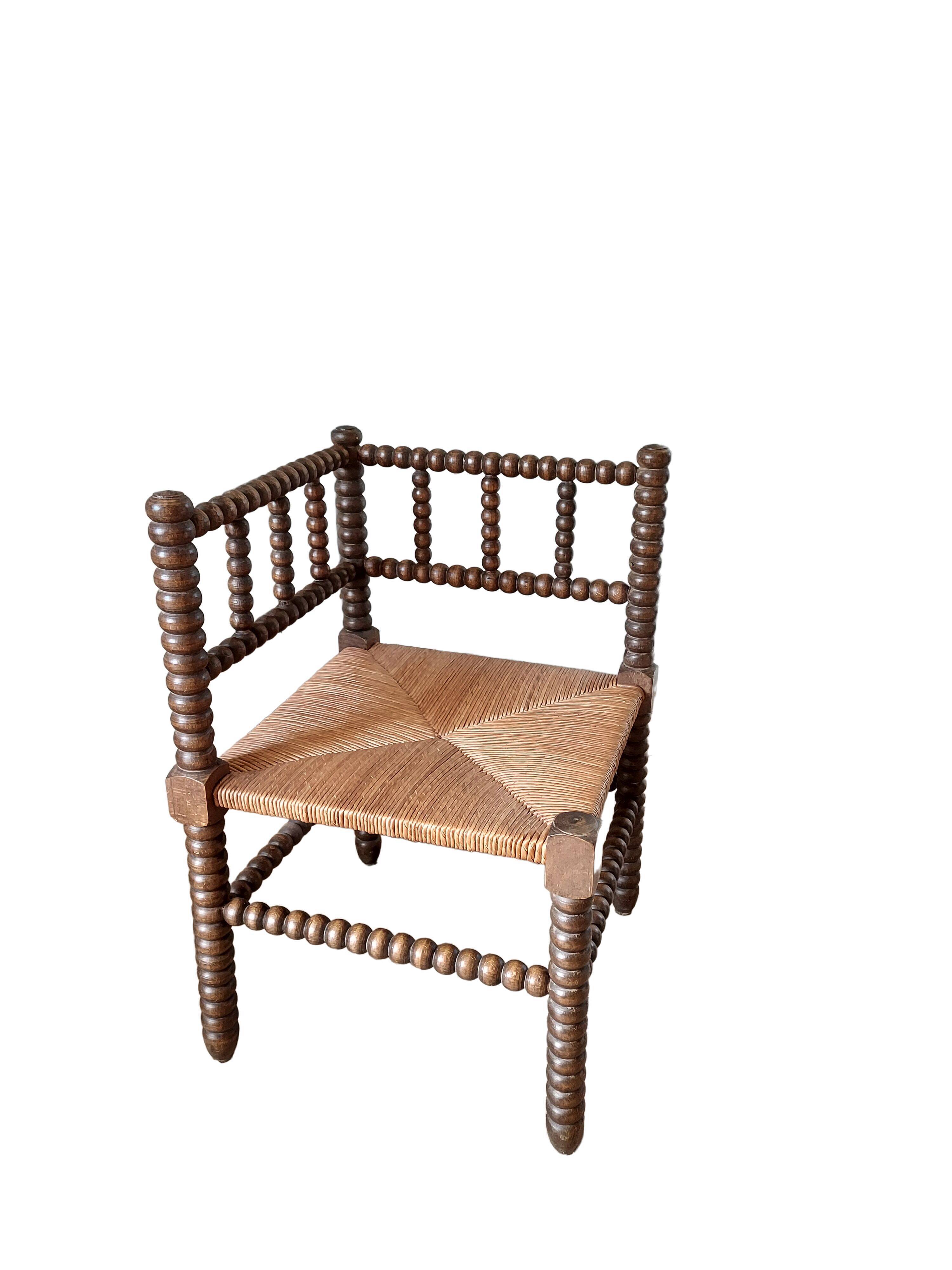 Fauteuil d'angle paillé style arts and crafts