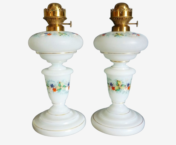 Paire de lampe à pétrole ancienne, verre soufflé, opaline peinte, émaillée et doré