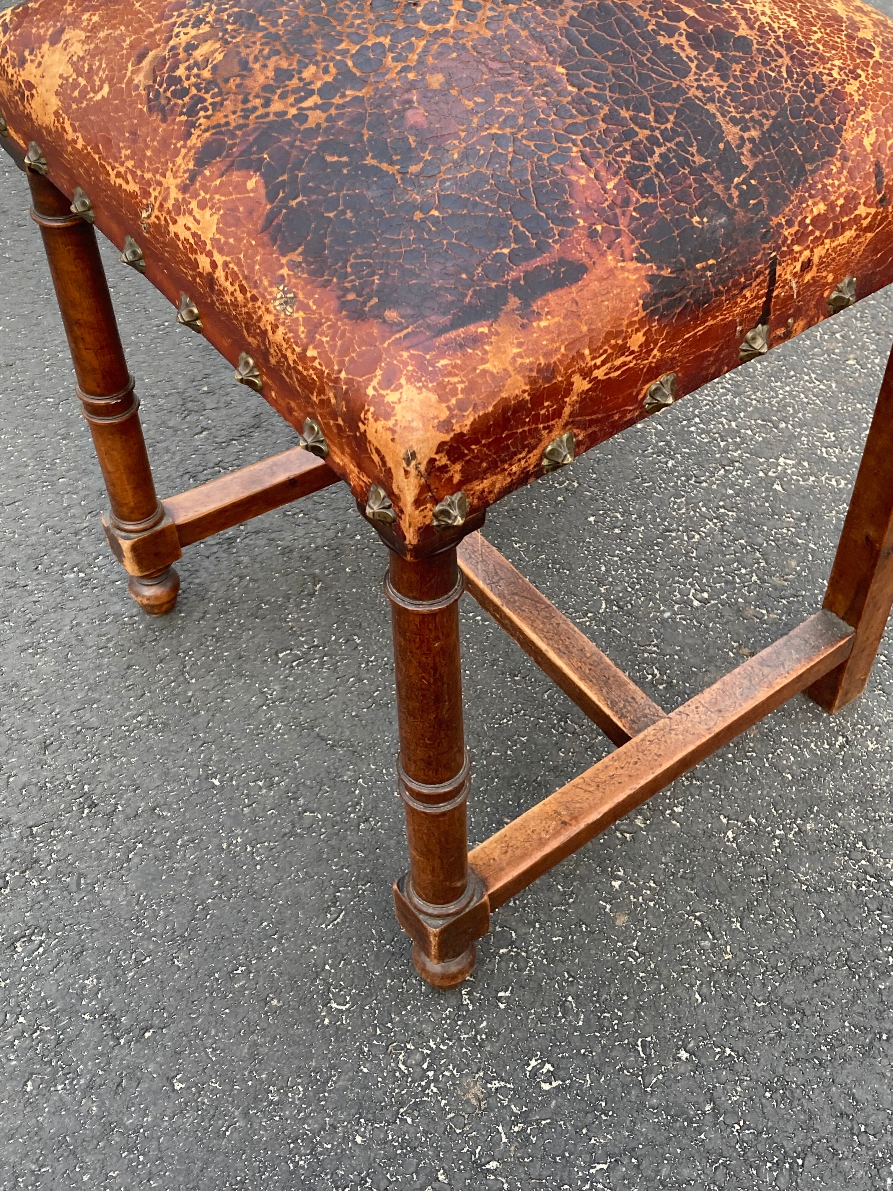 5 chaises Henri II en bois massif et cuir néo renaissance XIXème siècle