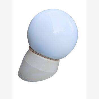 Lampe applique boule opaline