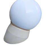 Lampe applique boule opaline