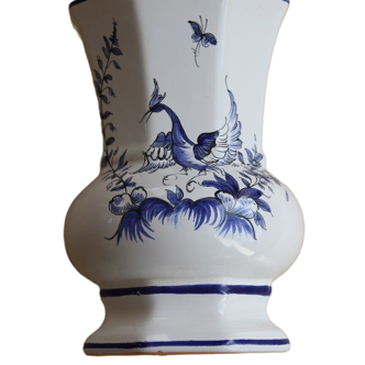 Vase octogonal en porcelaine de moustiers dellerie