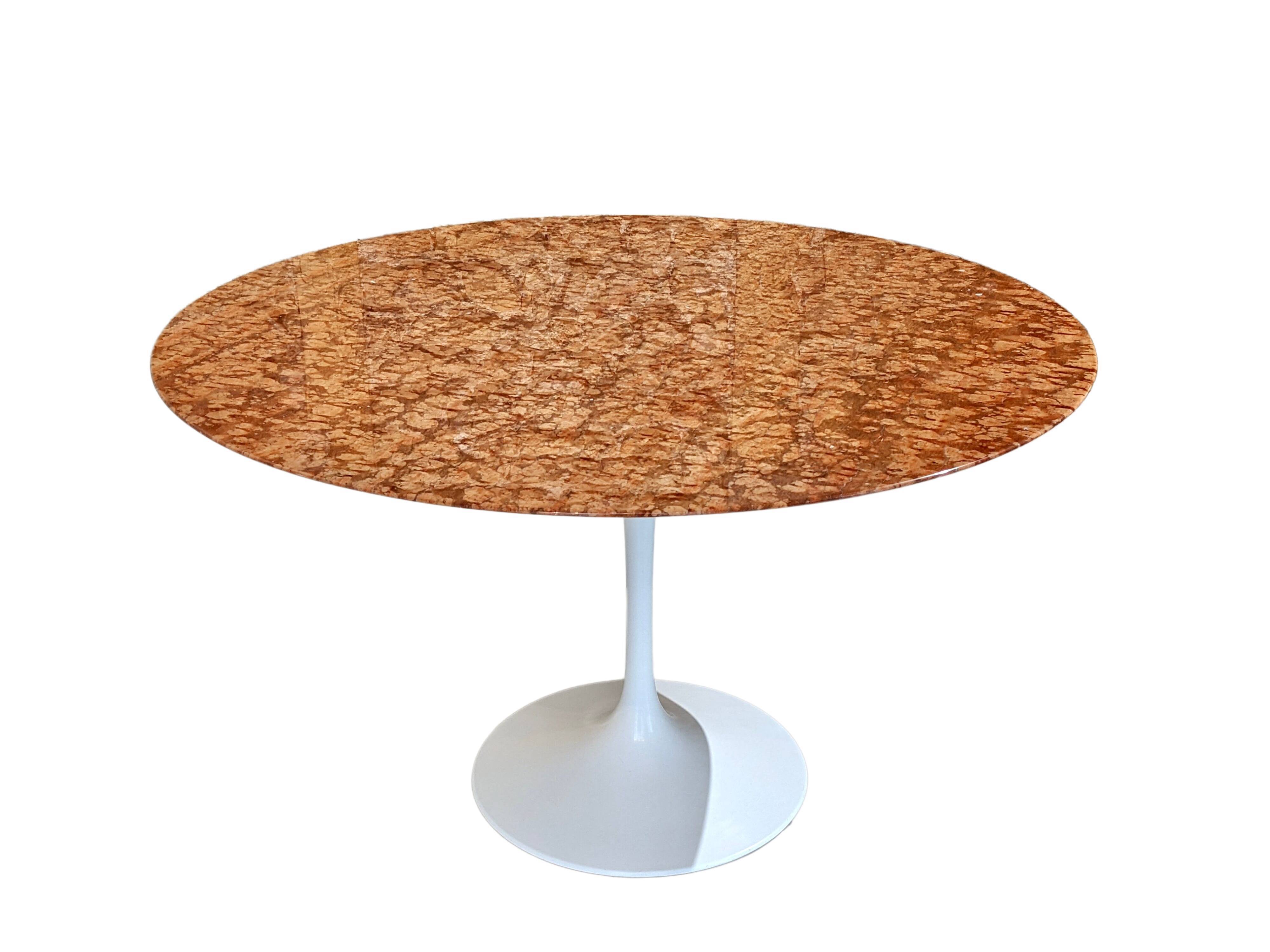 Round table in red marble by Eero Saarinen for Knoll