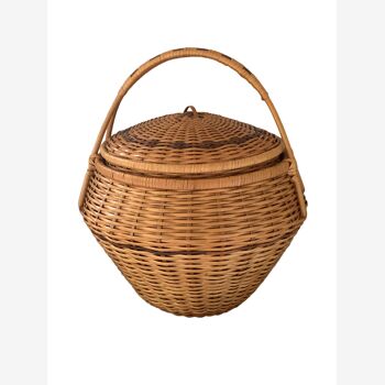 Wicker basket with lid