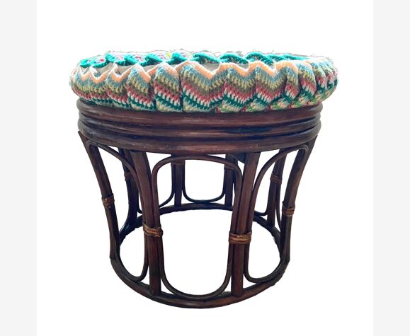 Pouf en rotin vintage et coussin au crochet