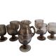 Lot de 8 verres à pied et d'un pichet en verre soufflé et bullé années 70