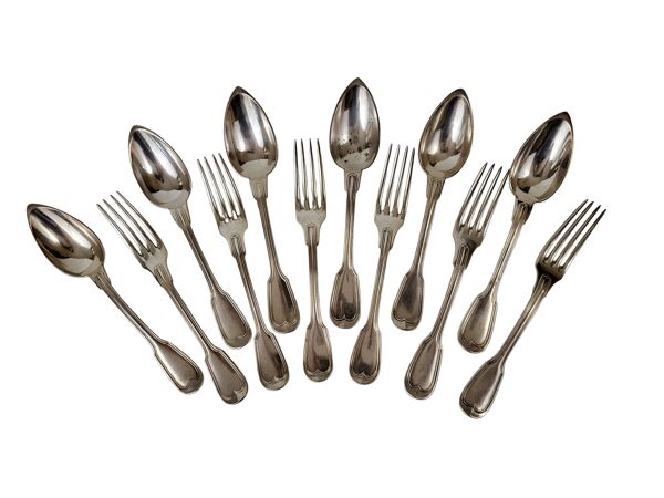 12 couverts en métal argenté modèle au filet