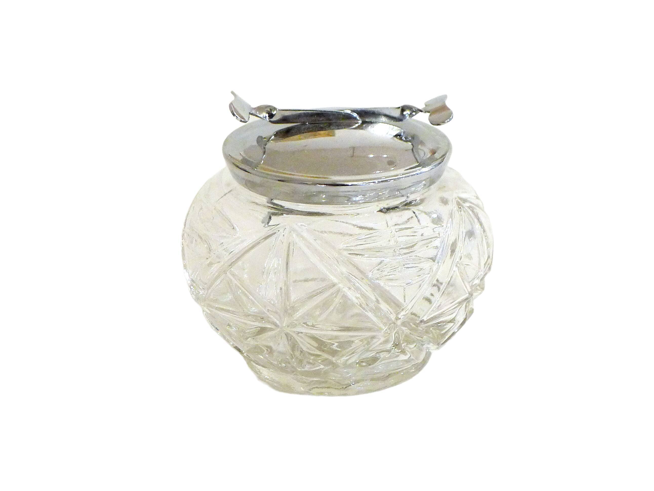 Sugar bowl with integrated clamp