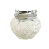 Sugar bowl with integrated clamp