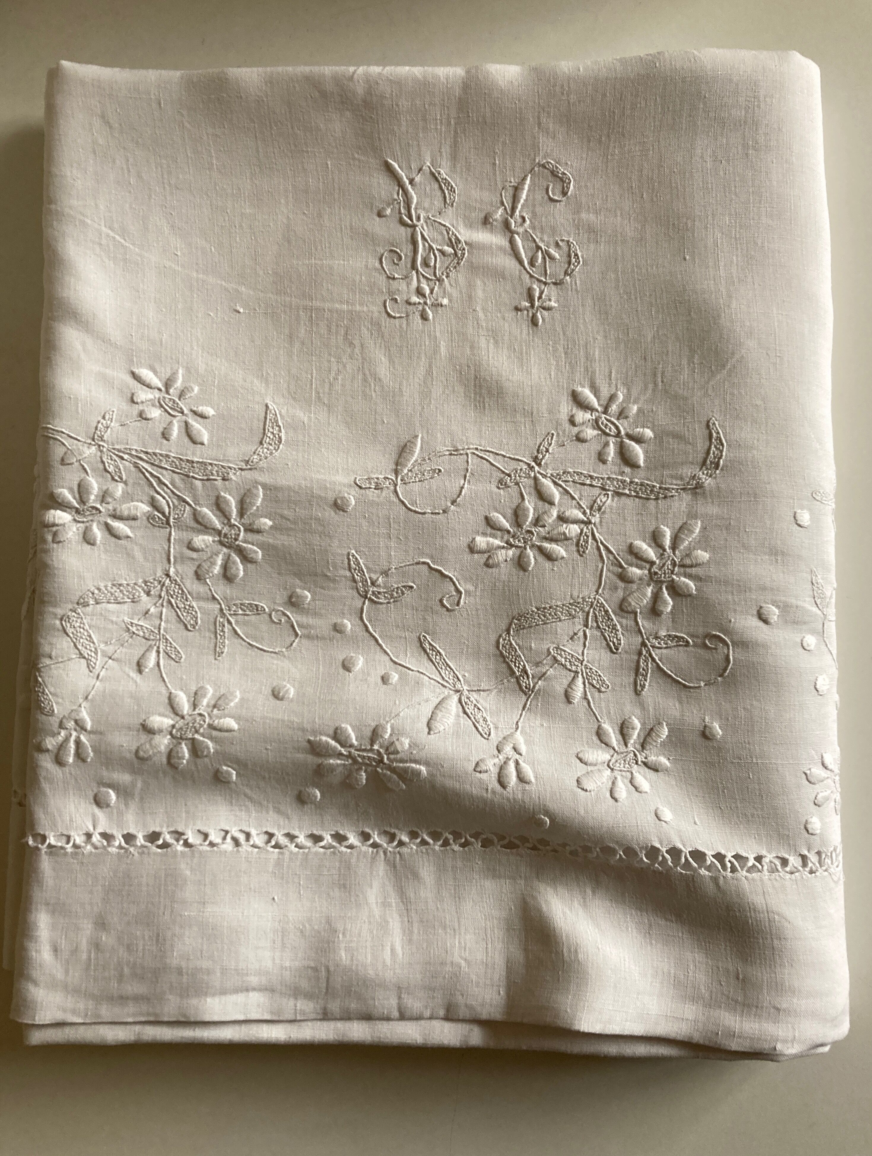 Spring cloth in linen canvas embroidered with daisies 1950