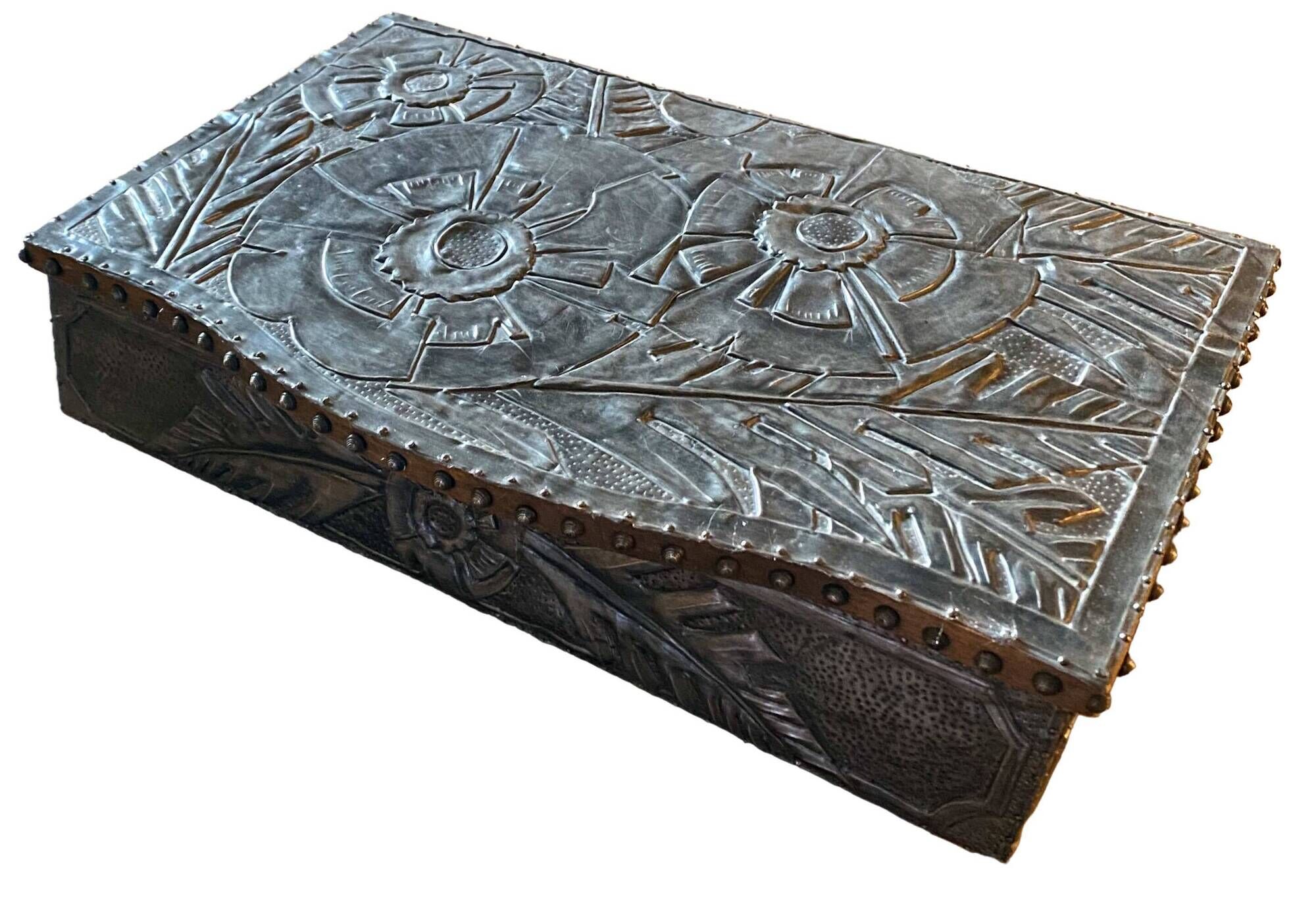 Art Deco box box (circa 1930) in zinc repoussé with Floral motifs