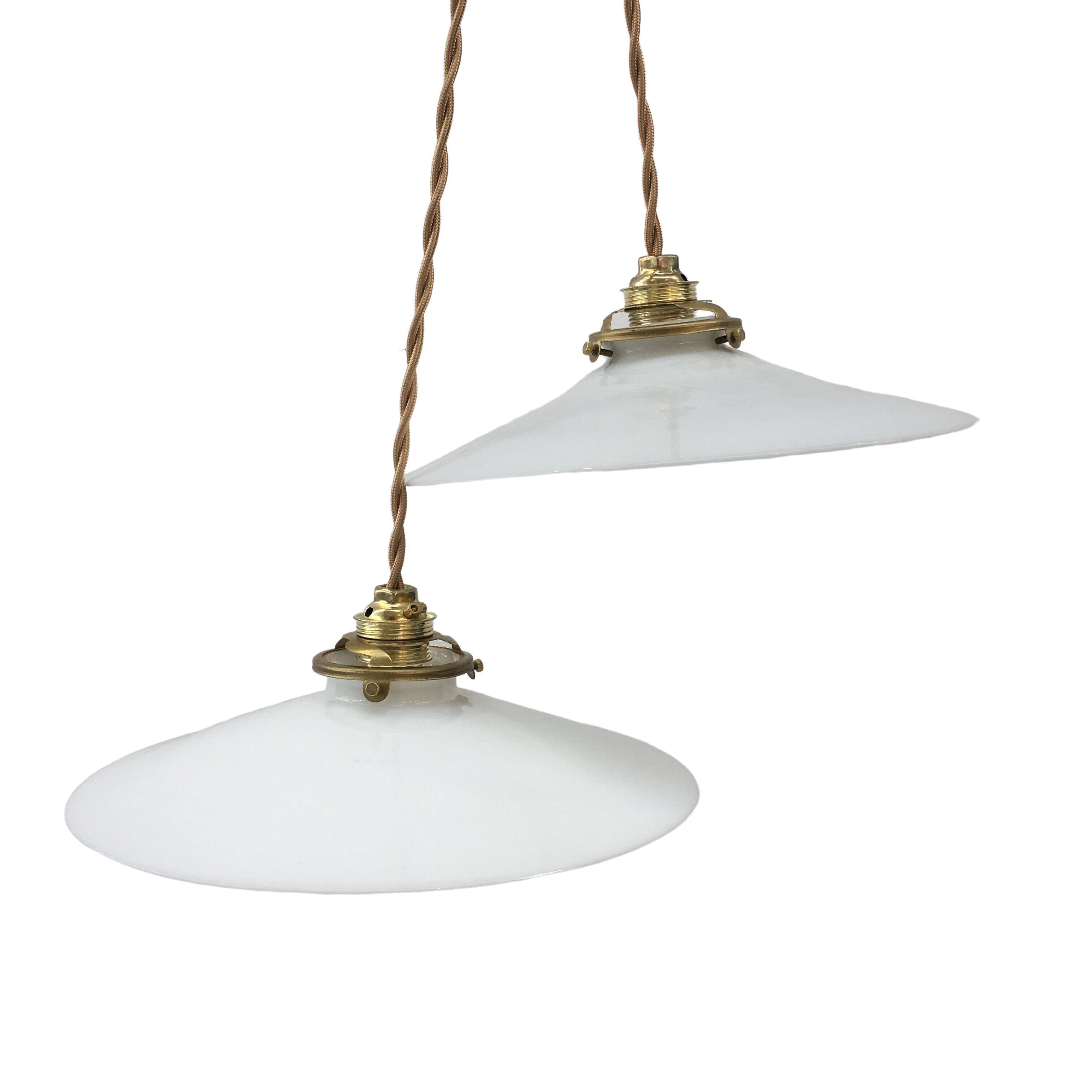 Paire de suspensions en opaline blanche