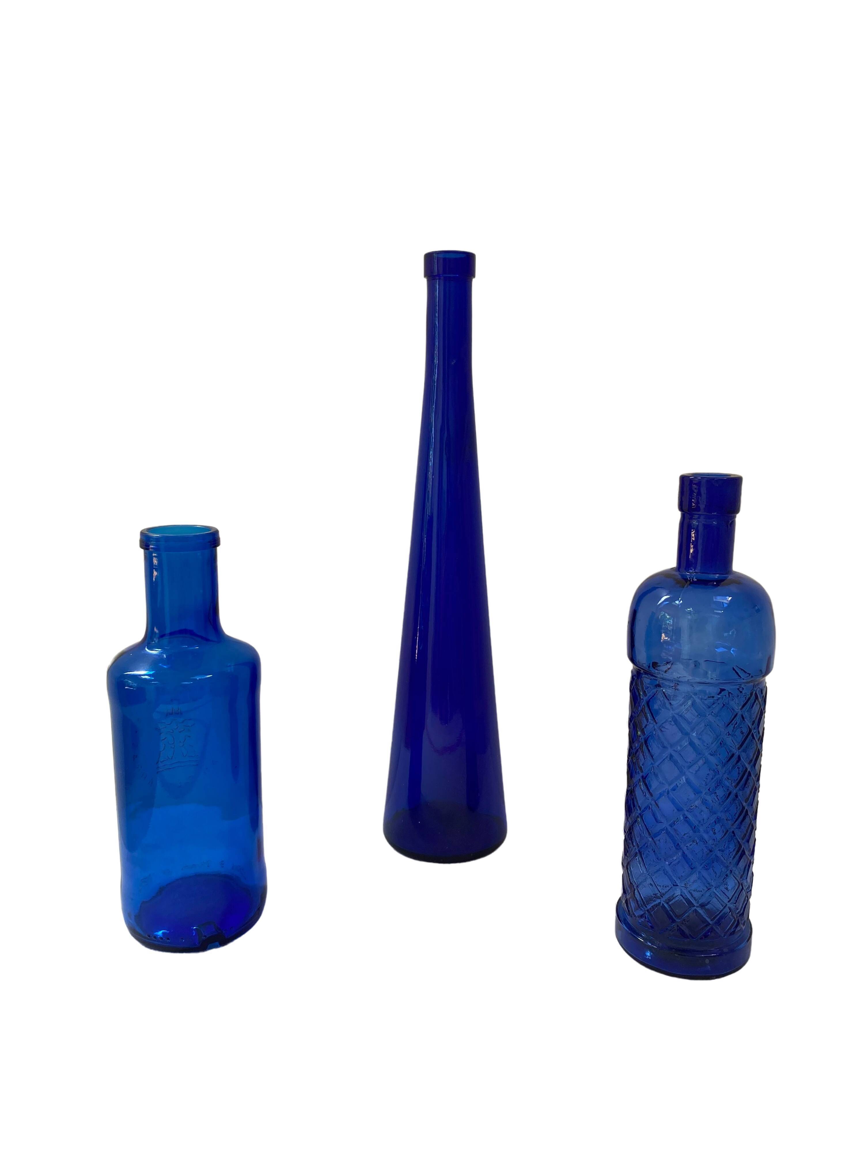 Lot de 3 bouteilles en verre bleu cobalt