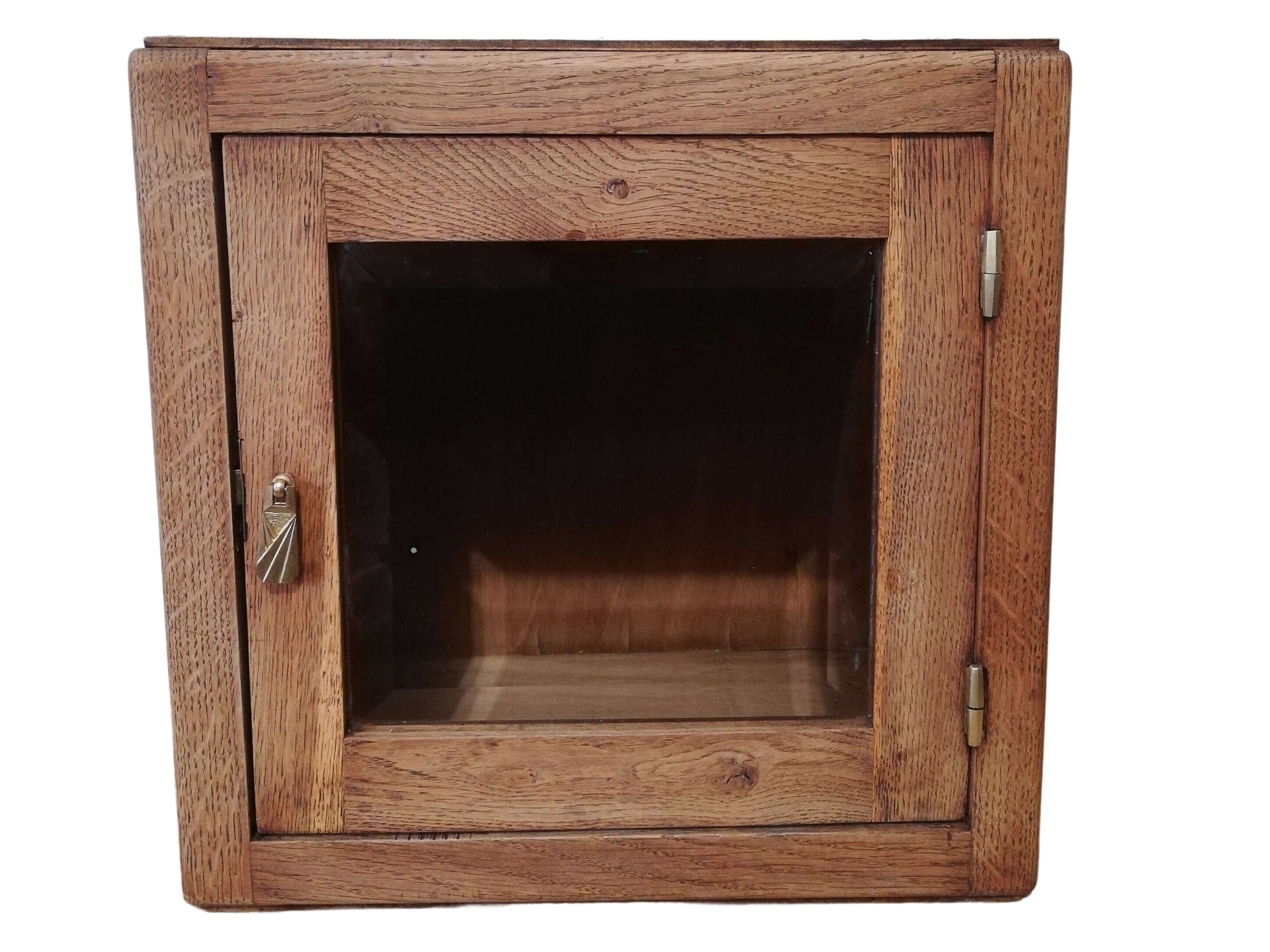 Wall or bevelled glass display case