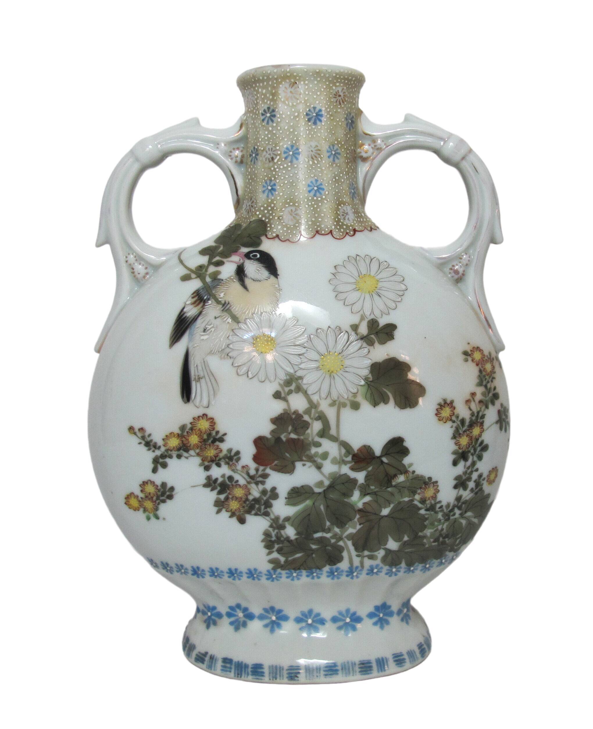 Gourd vase in Chinese or Japanese porcelain