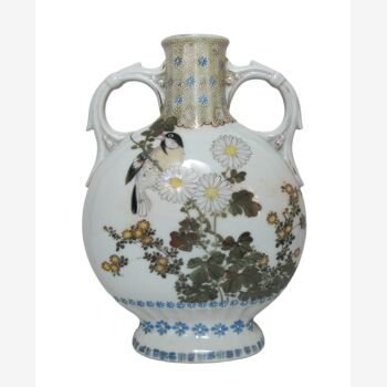 Gourd vase in Chinese or Japanese porcelain
