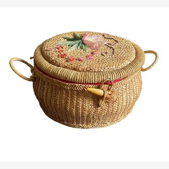 Round sewing box made of vintage braided straw