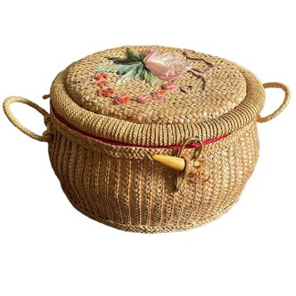 Round sewing box made of vintage braided straw