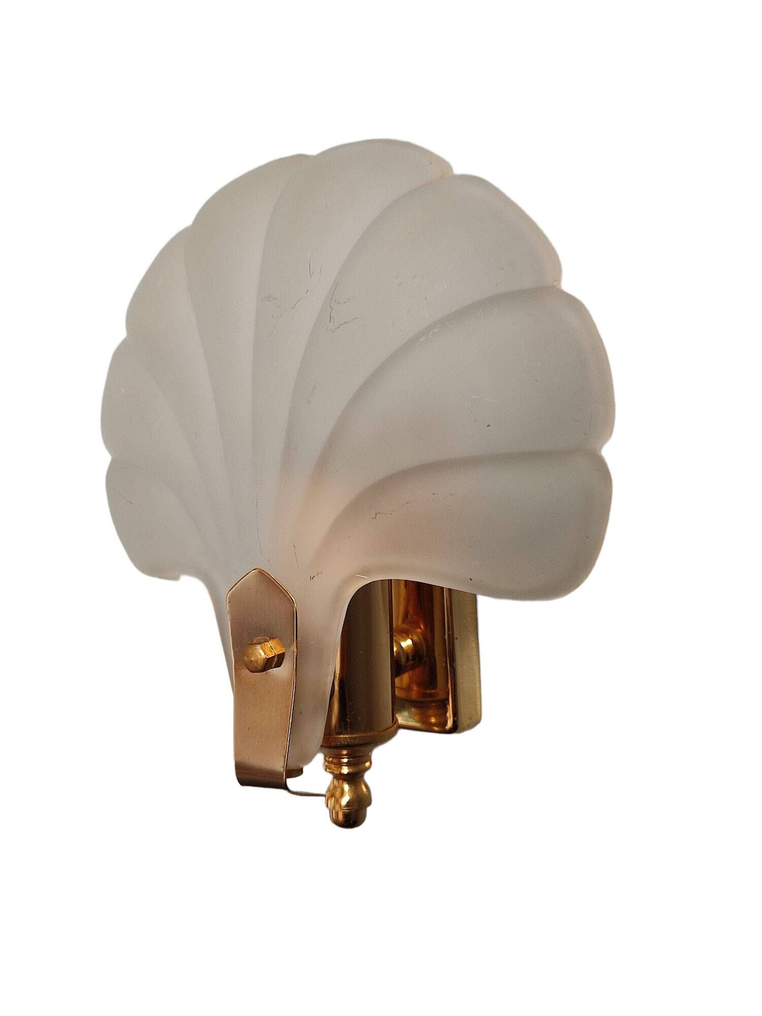 Shell-shaped wall lamp in frosted glass and vintage brass