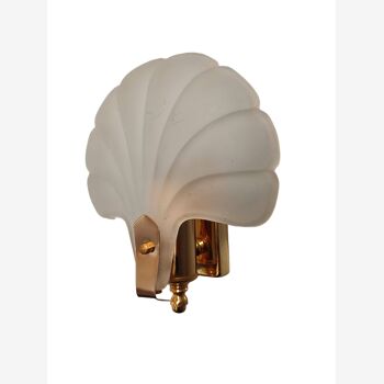 Shell-shaped wall lamp in frosted glass and vintage brass