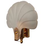 Shell-shaped wall lamp in frosted glass and vintage brass