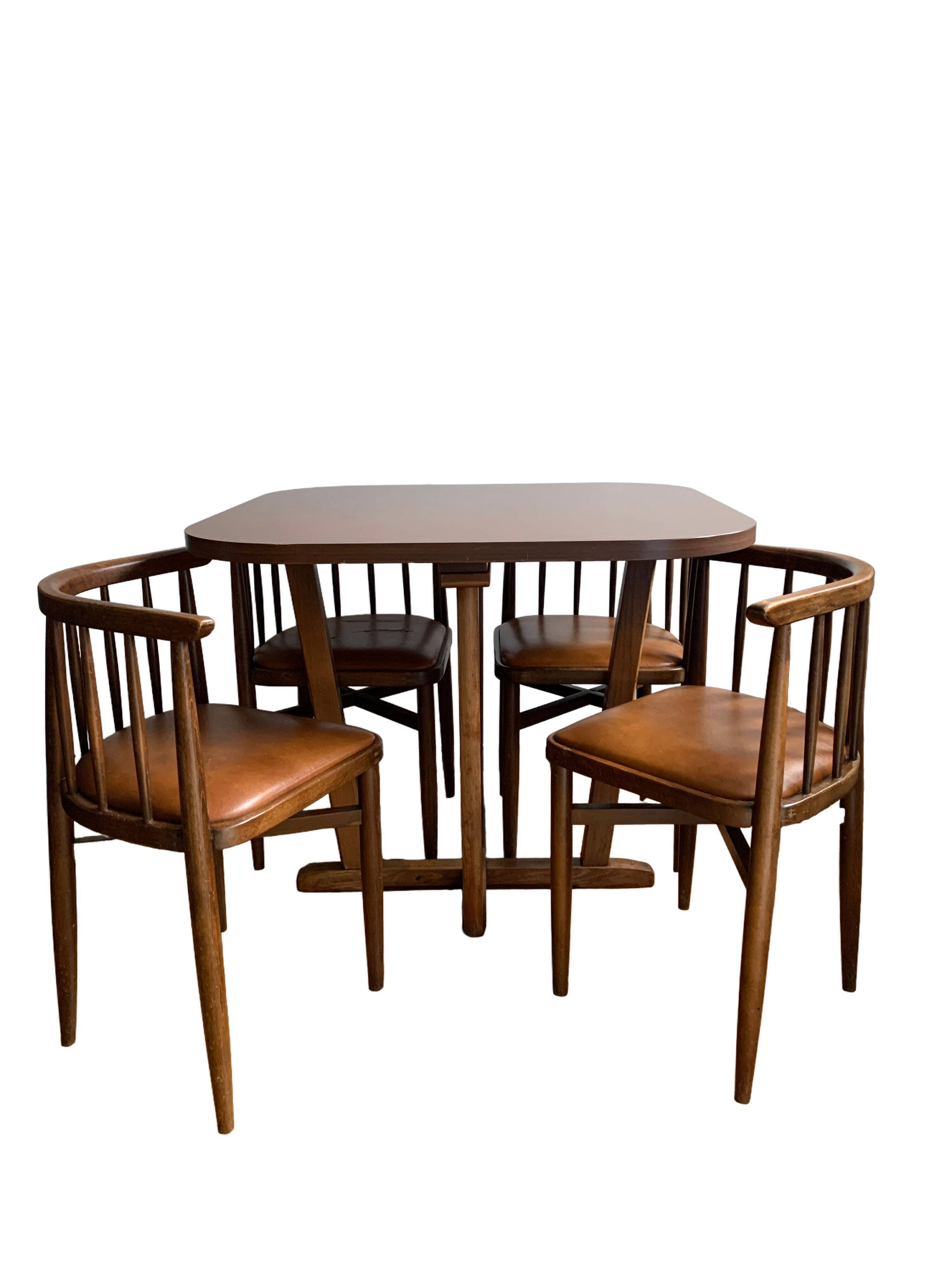 Built-in table and chairs Thonet