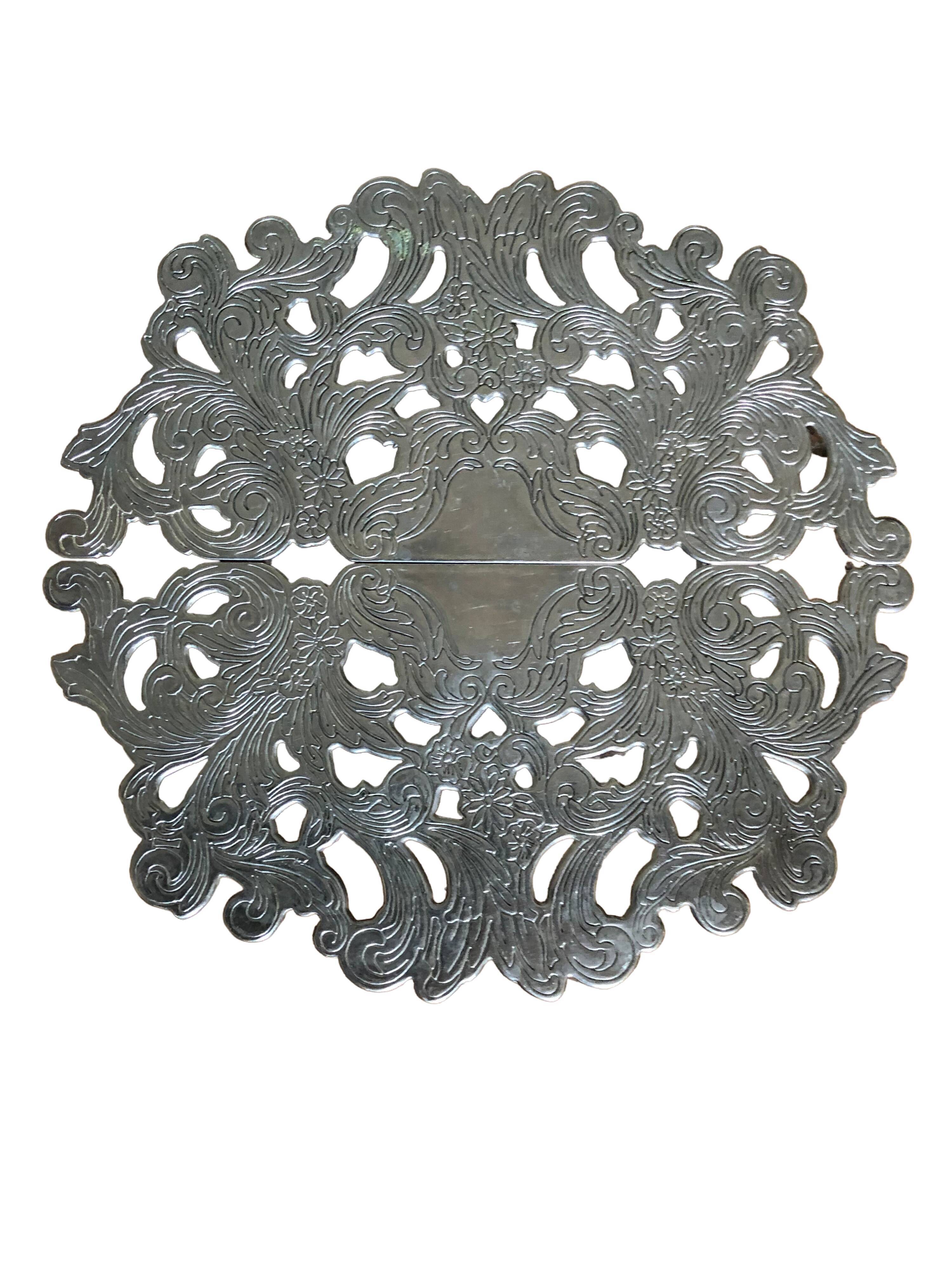 Stretchable metal table mat