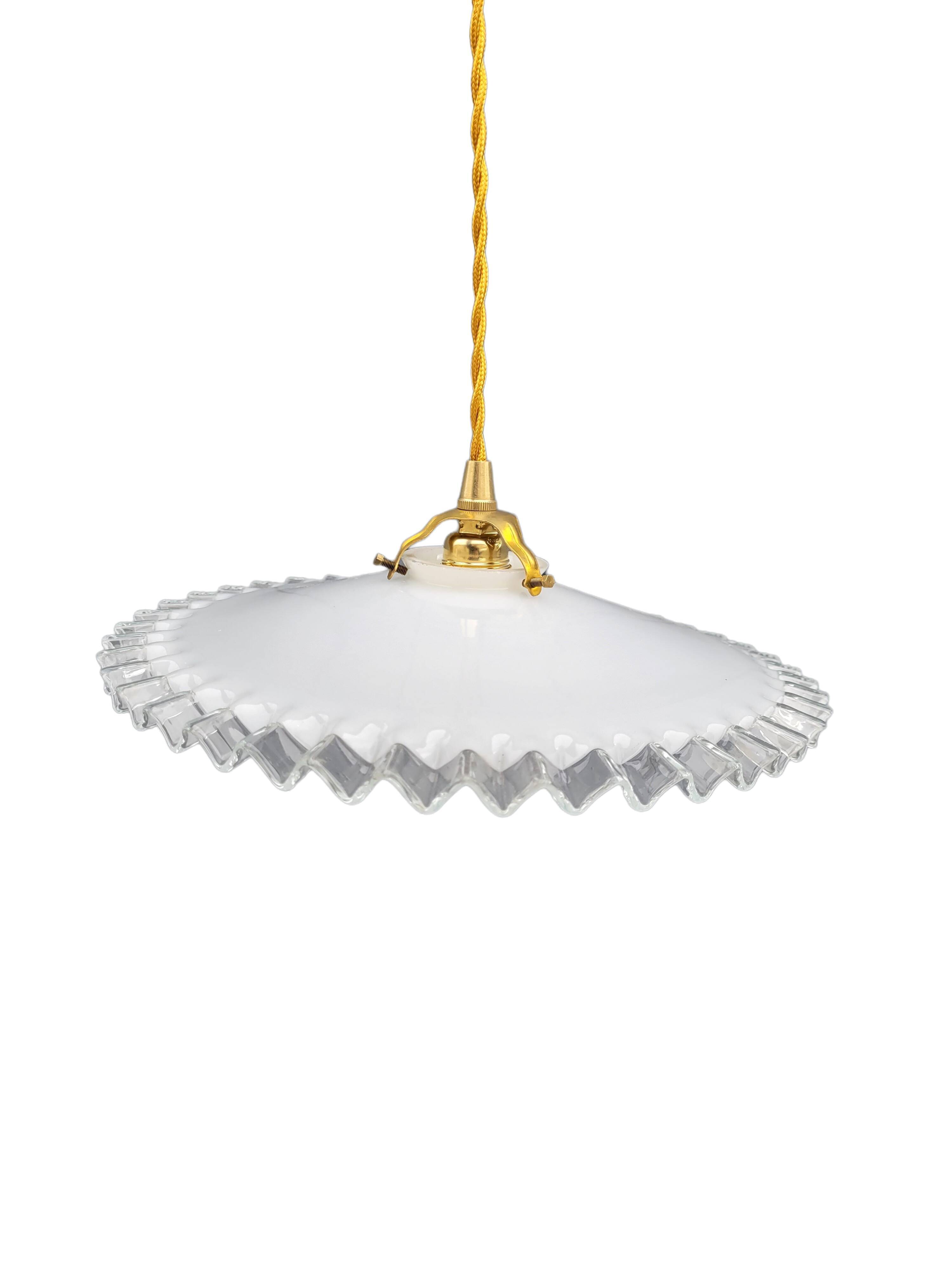 Serrated opaline suspension