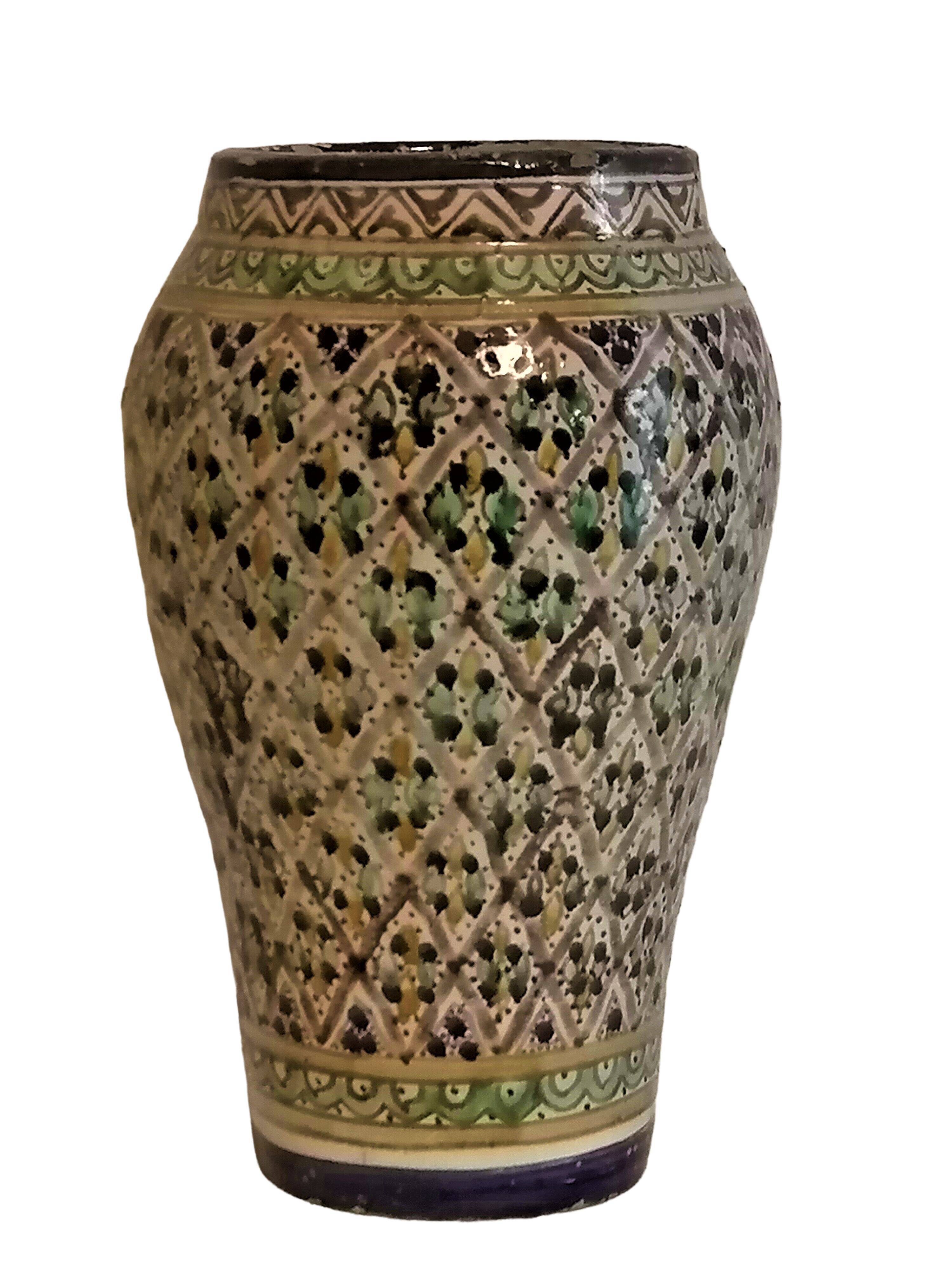 Tunisian vase mid-twentieth century. Nabeul. Signature.