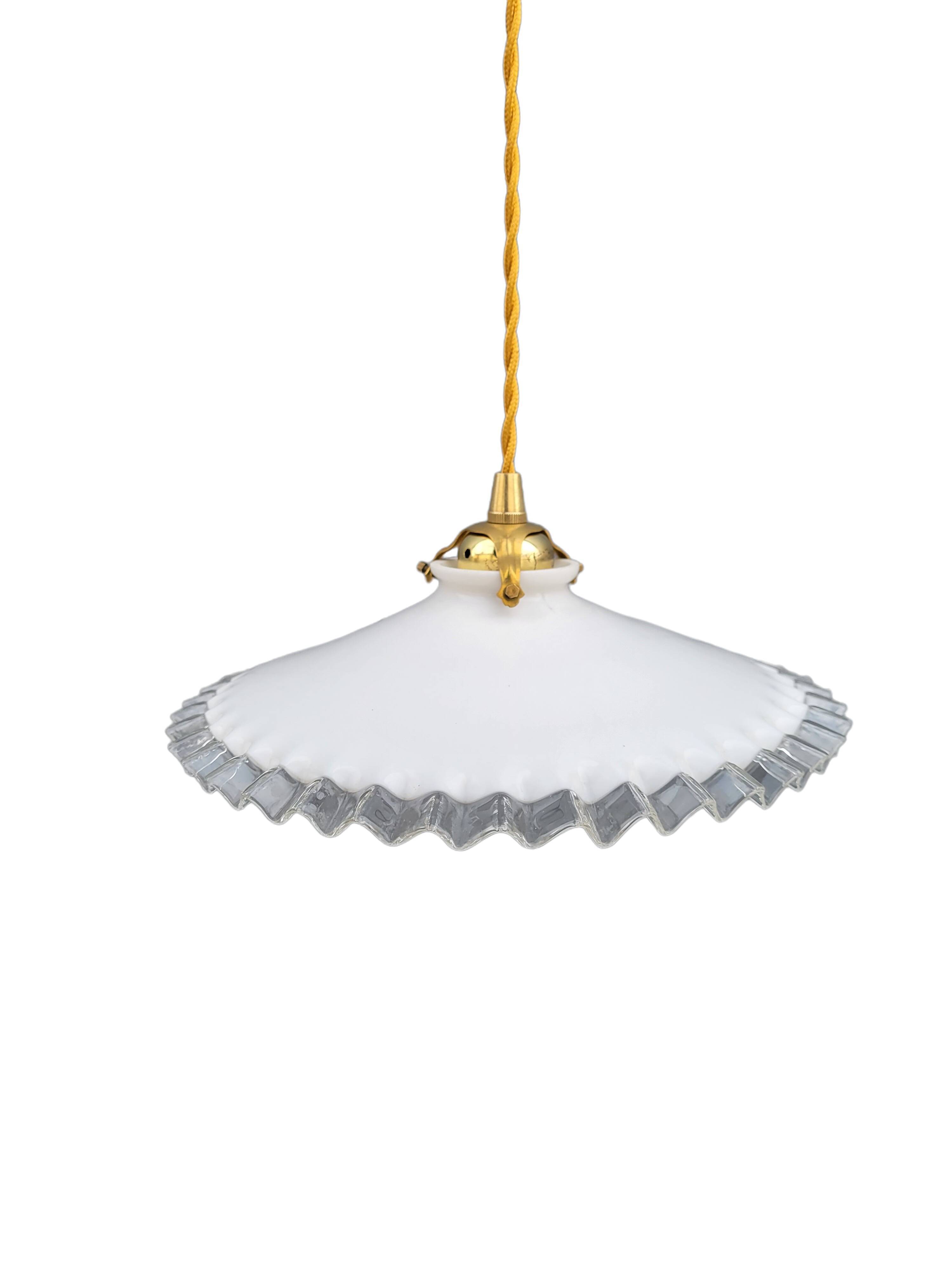 Serrated opaline suspension