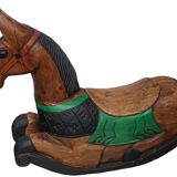 Cheval à bascule en bois sculpté, peint à la main