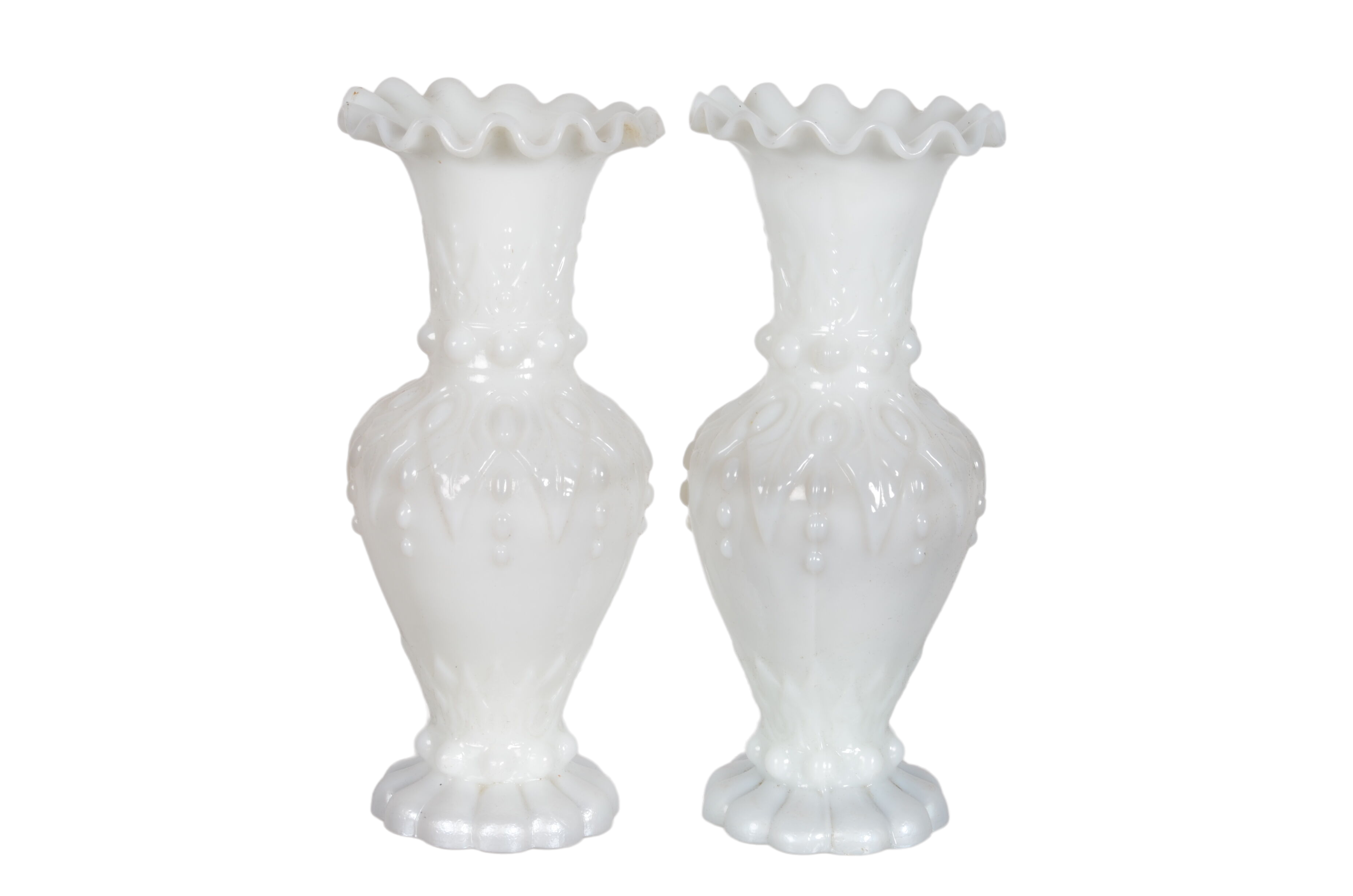Vases baroques en opaline blanc