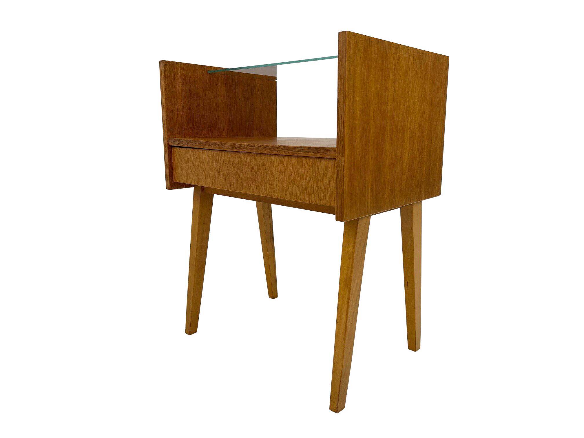 Table d'appoint ou table de nuit des années 1960 par Arch. František Jirak