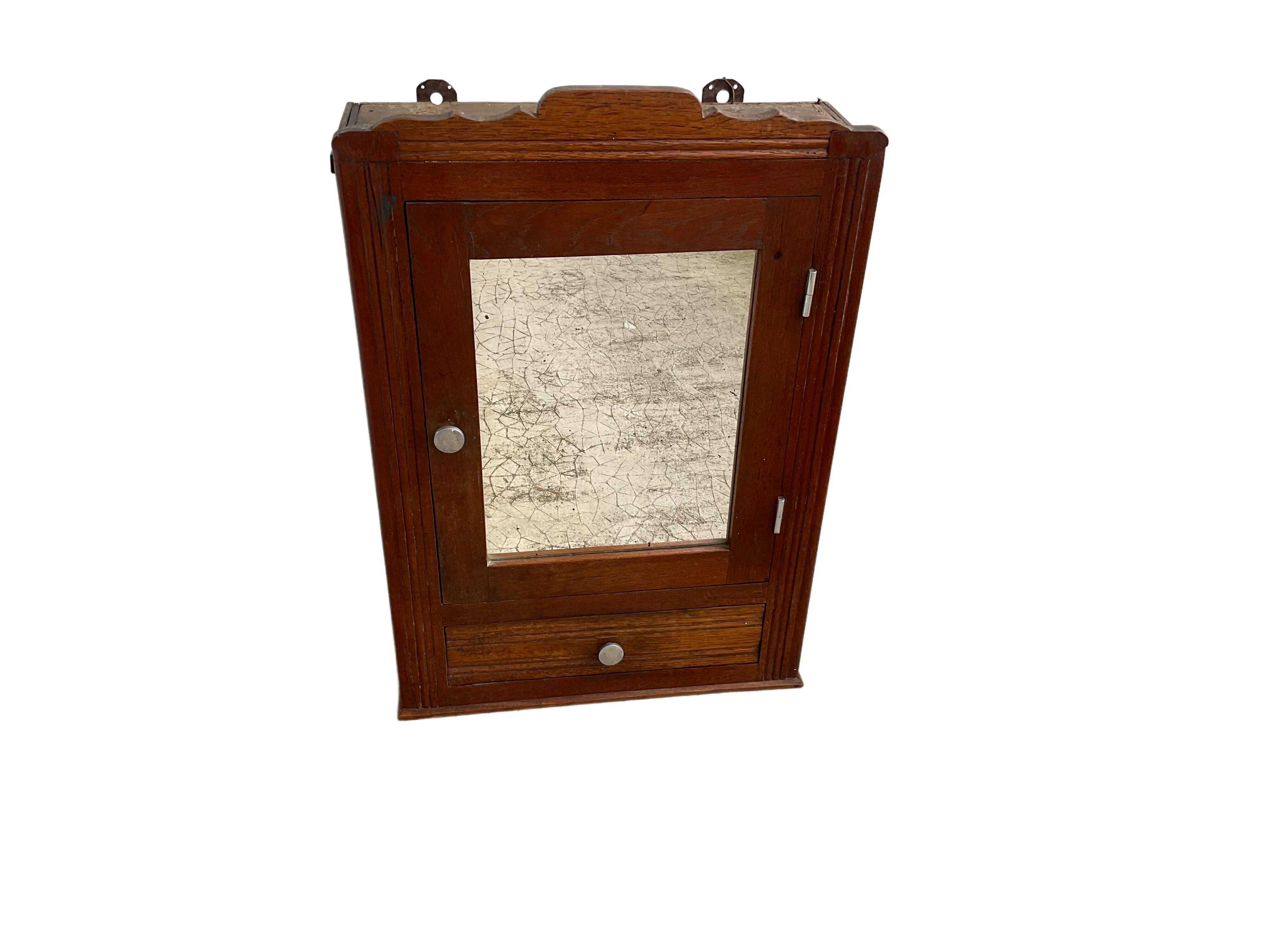 Armoire à pharmacie