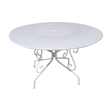 Iron garden table, 117cms in diameter
