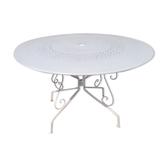 Iron garden table, 117cms in diameter