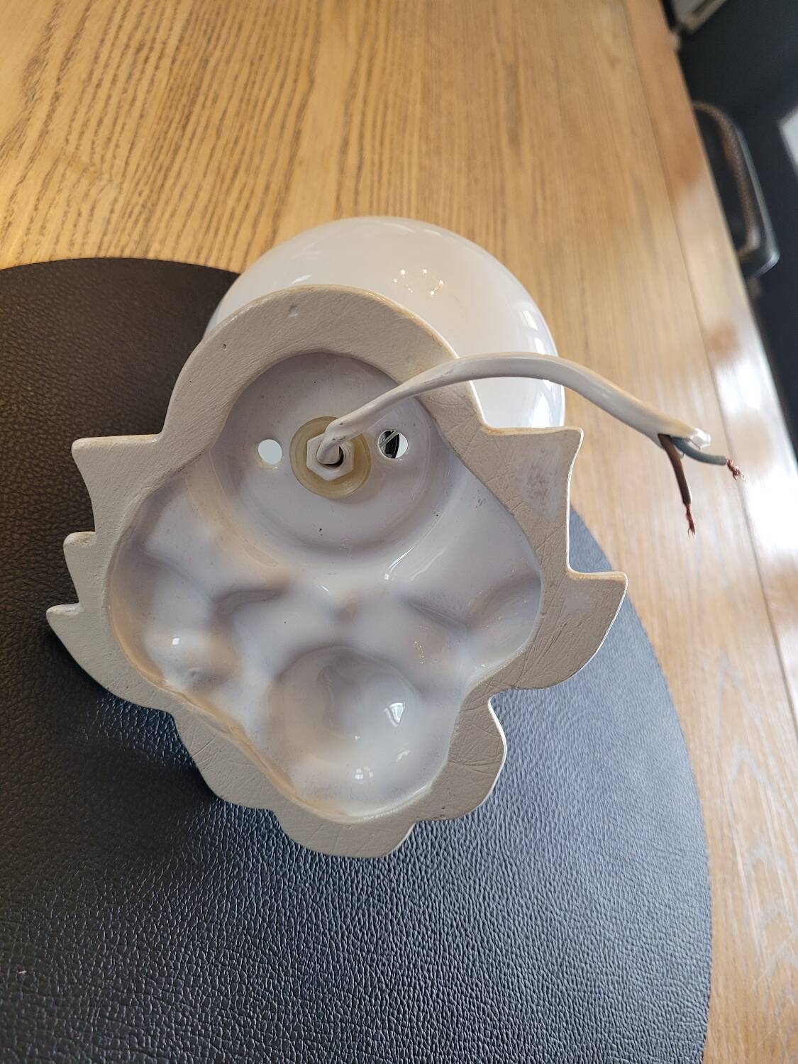 Porcelain wall light - opaline globe