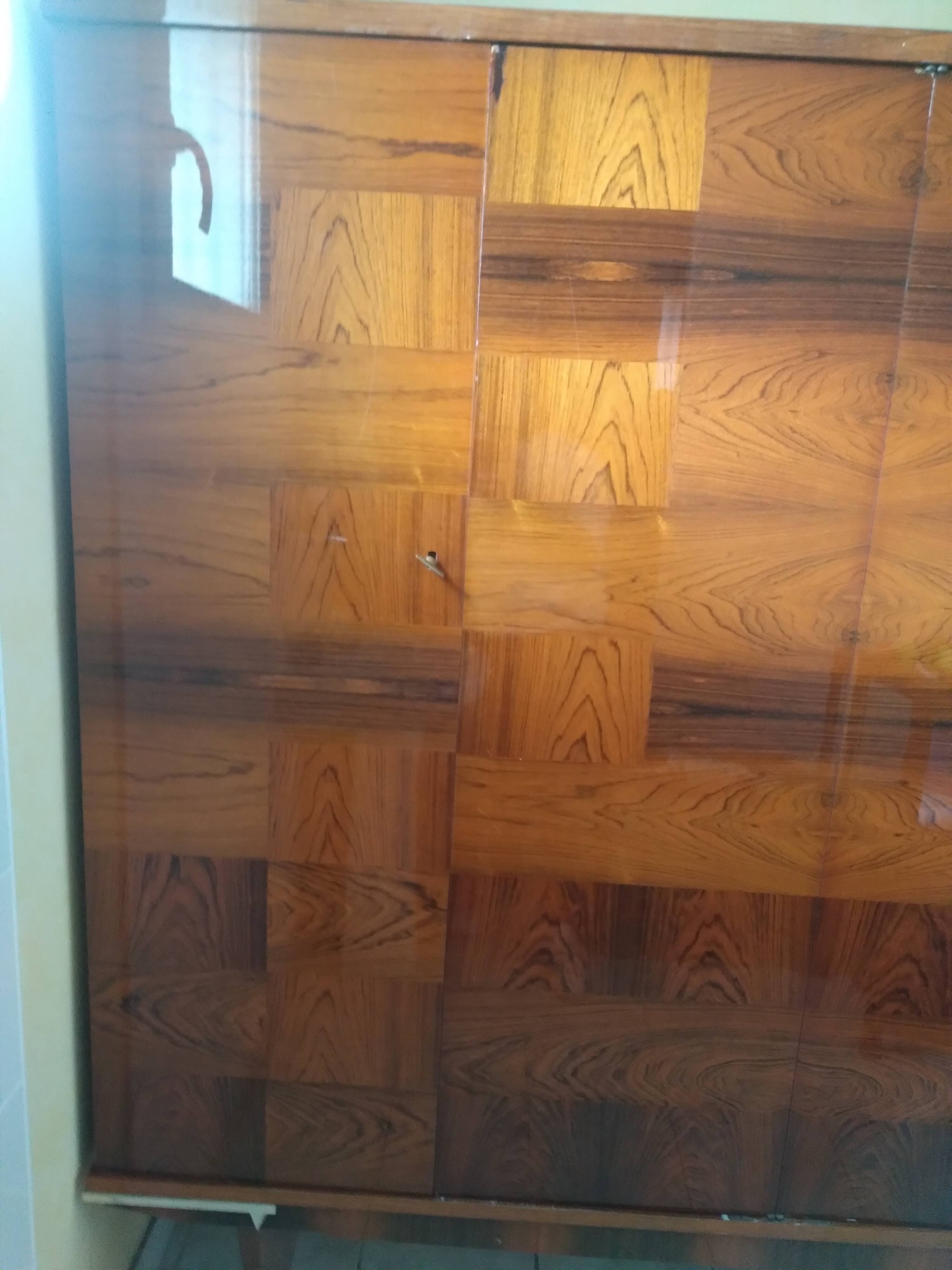 Armoire en bois palissandre laquée marqueterie