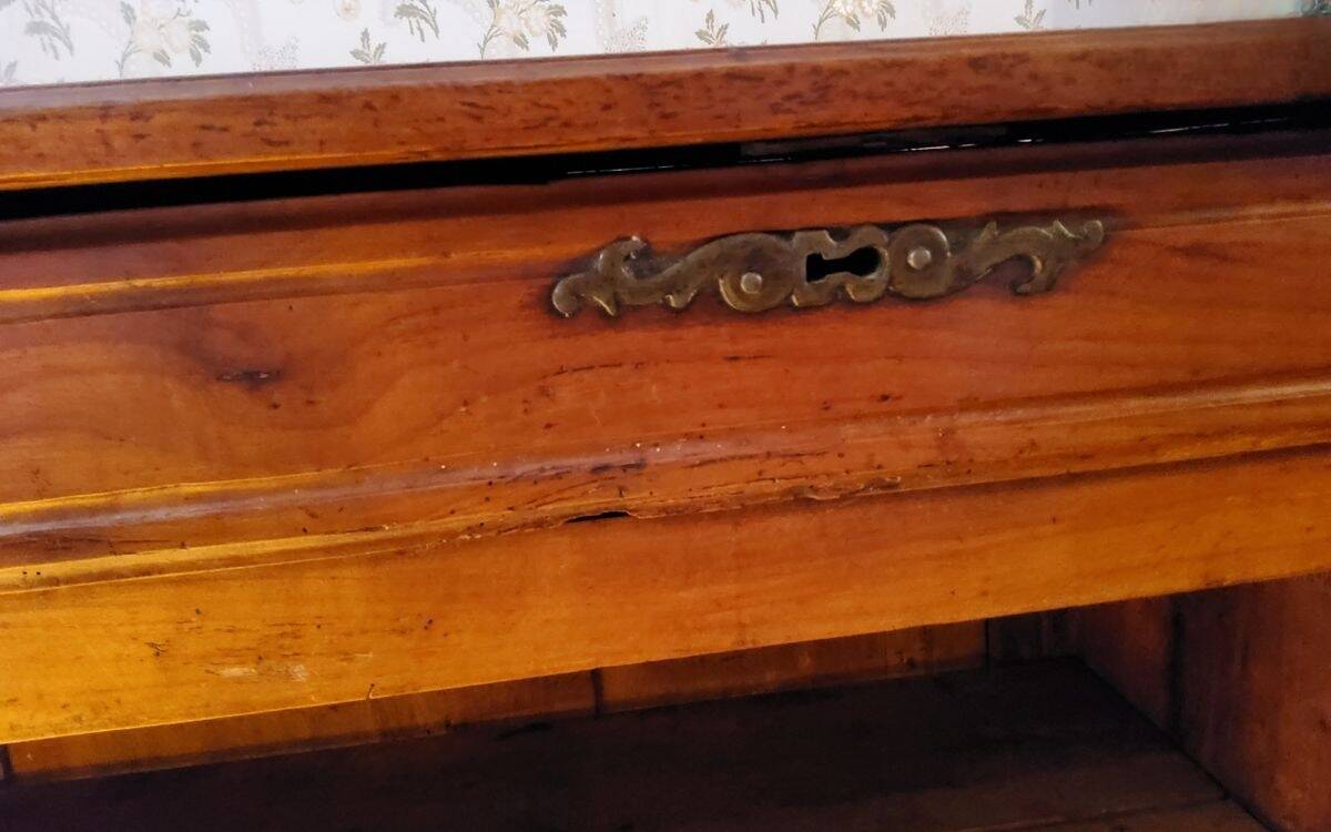 Rustic or authentic country buffet with beautiful sculptures.