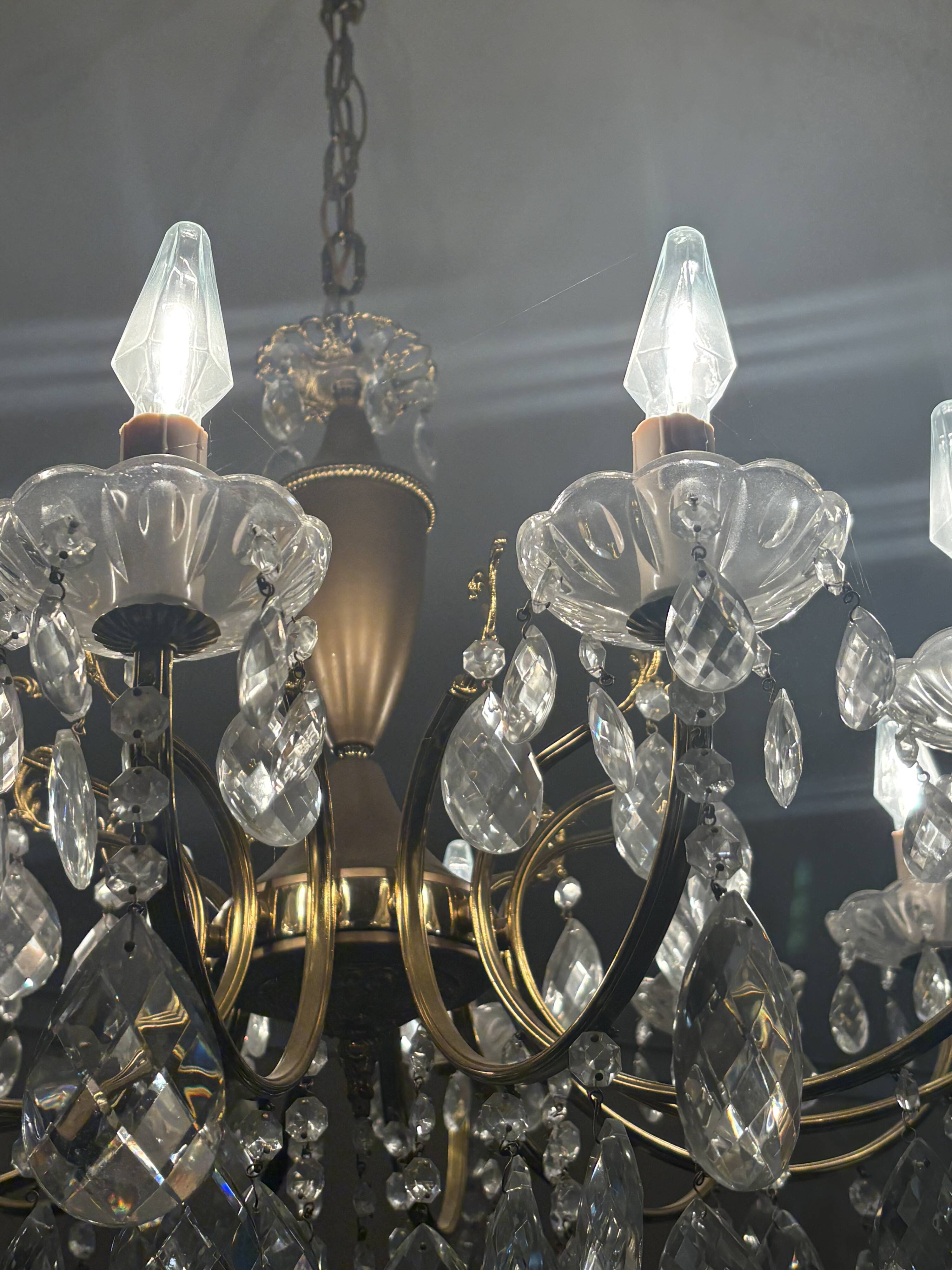 Ensemble de réception en laiton massif et cristal – 2 lustres et 2 applique