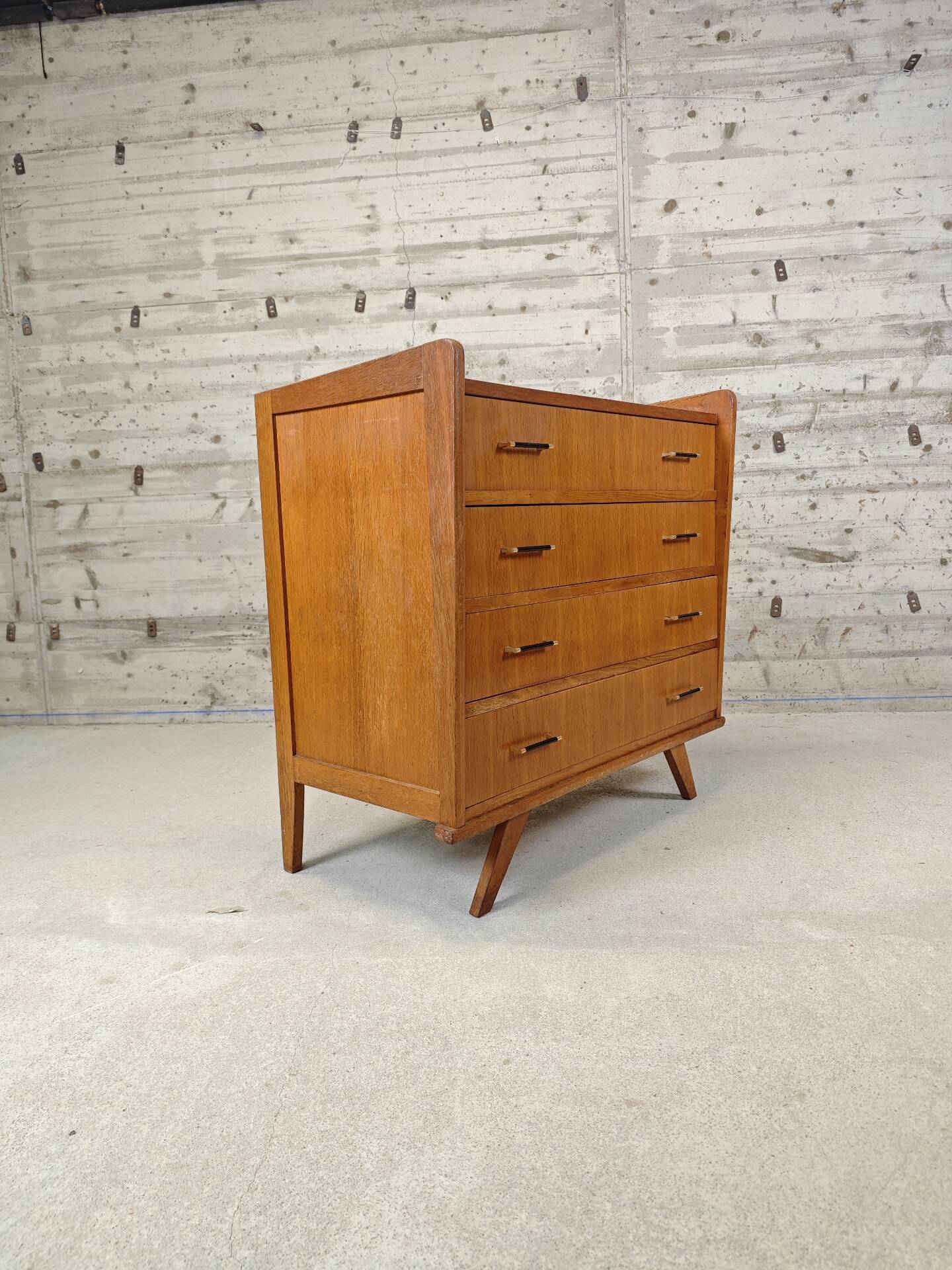 Vintage commode with tapered legs