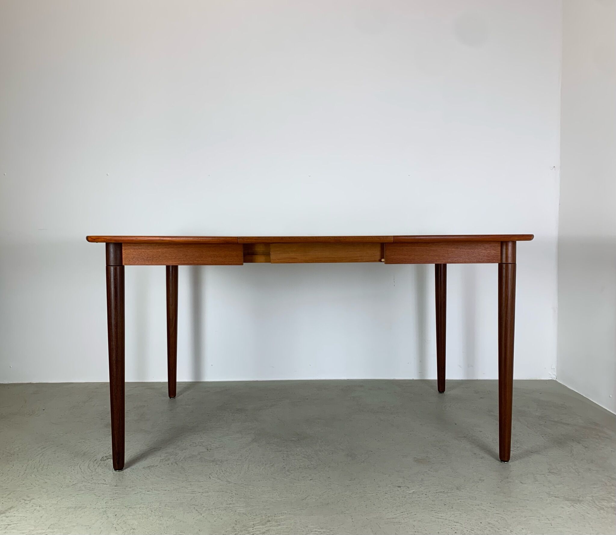 Extendable table by Gustav Bahus with 4 chairs by Peter Hvidt