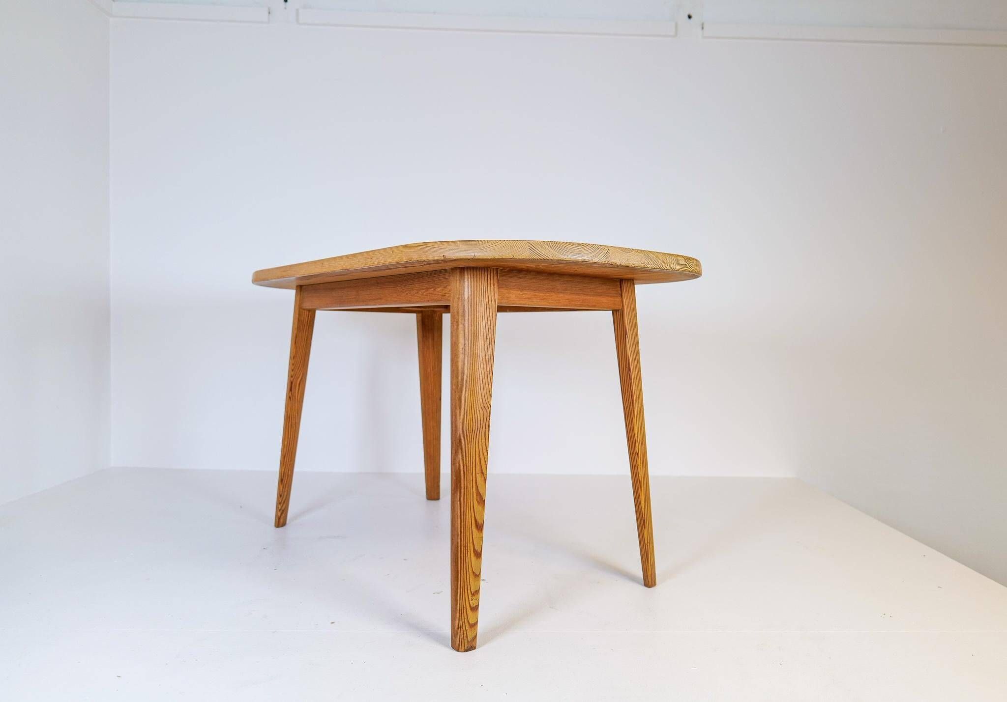 Table basse en pin du milieu du siècle par Carl Malmsten, Suède, années 1940