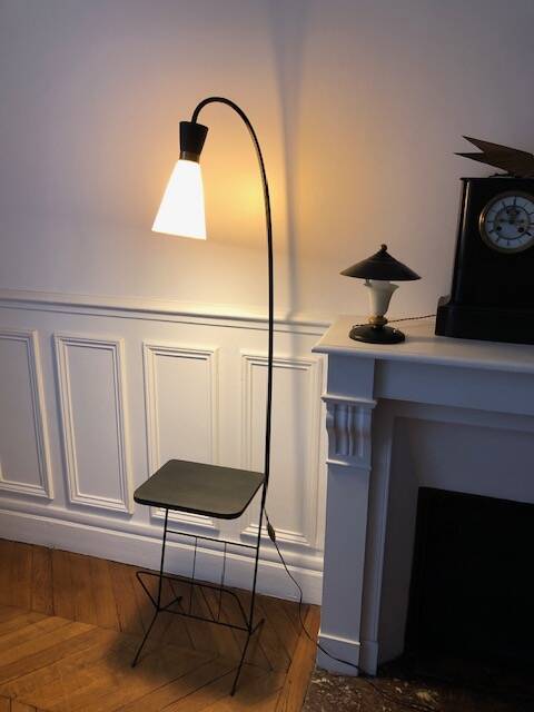 Tablet floor lamp and magazine holder with diabolo