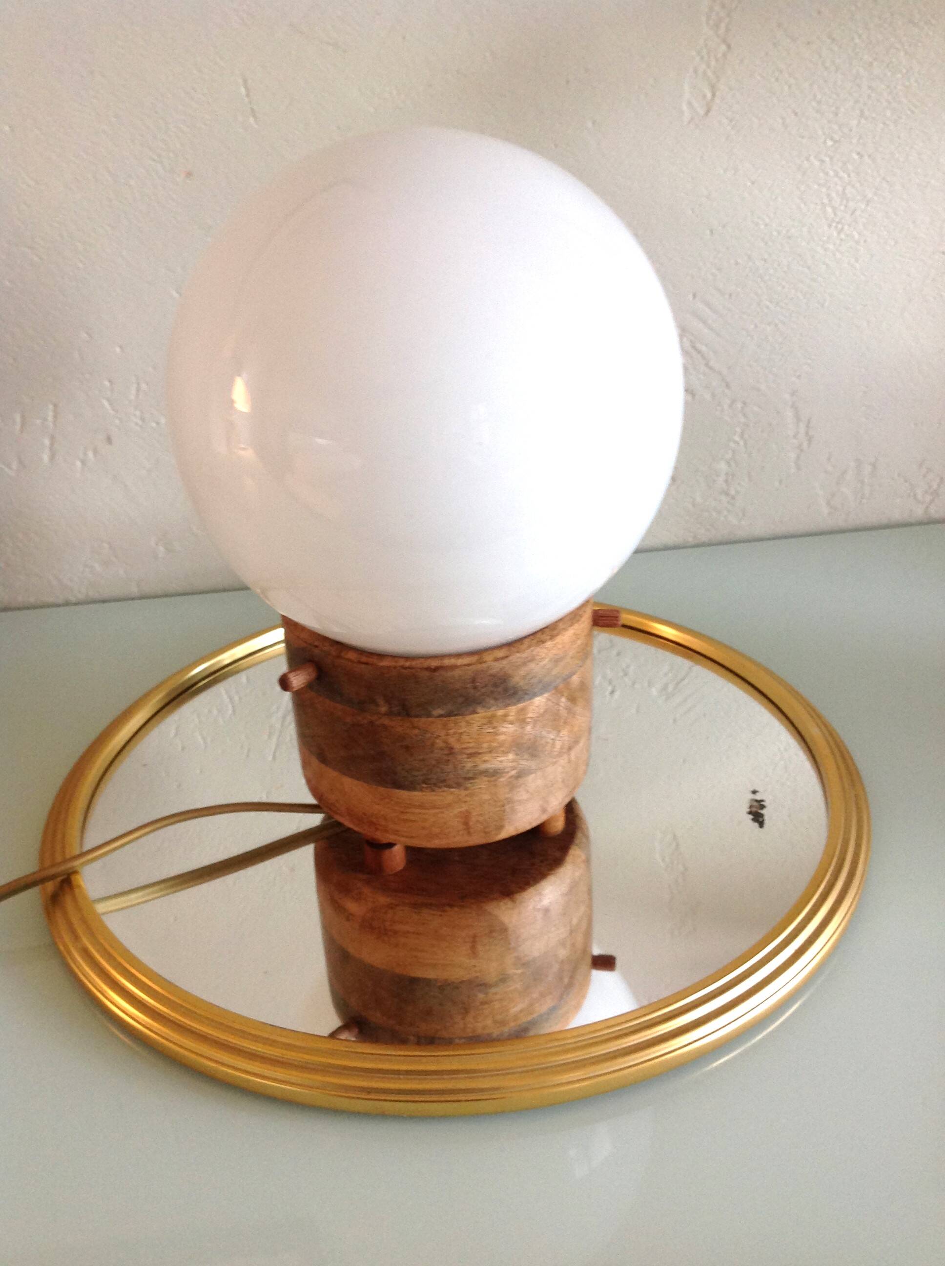 Lampe globe en opaline blanche sur socle bois