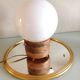 Lampe globe en opaline blanche sur socle bois