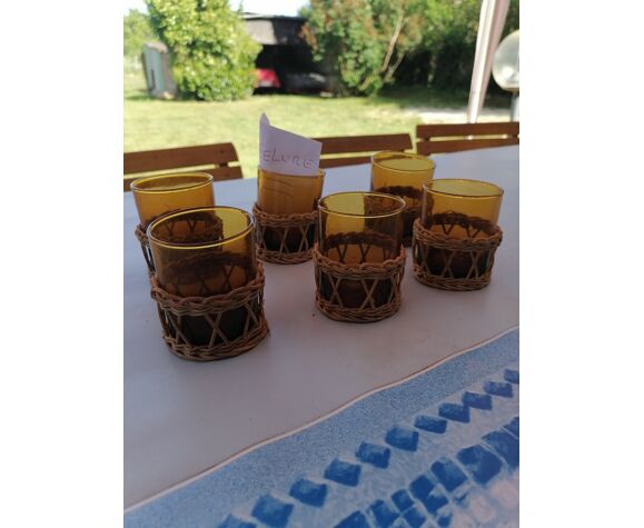 6 petits verres verre soufflé ambre garnis osier 1 fêlé