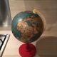 Globe terrestre ancien pied en bois