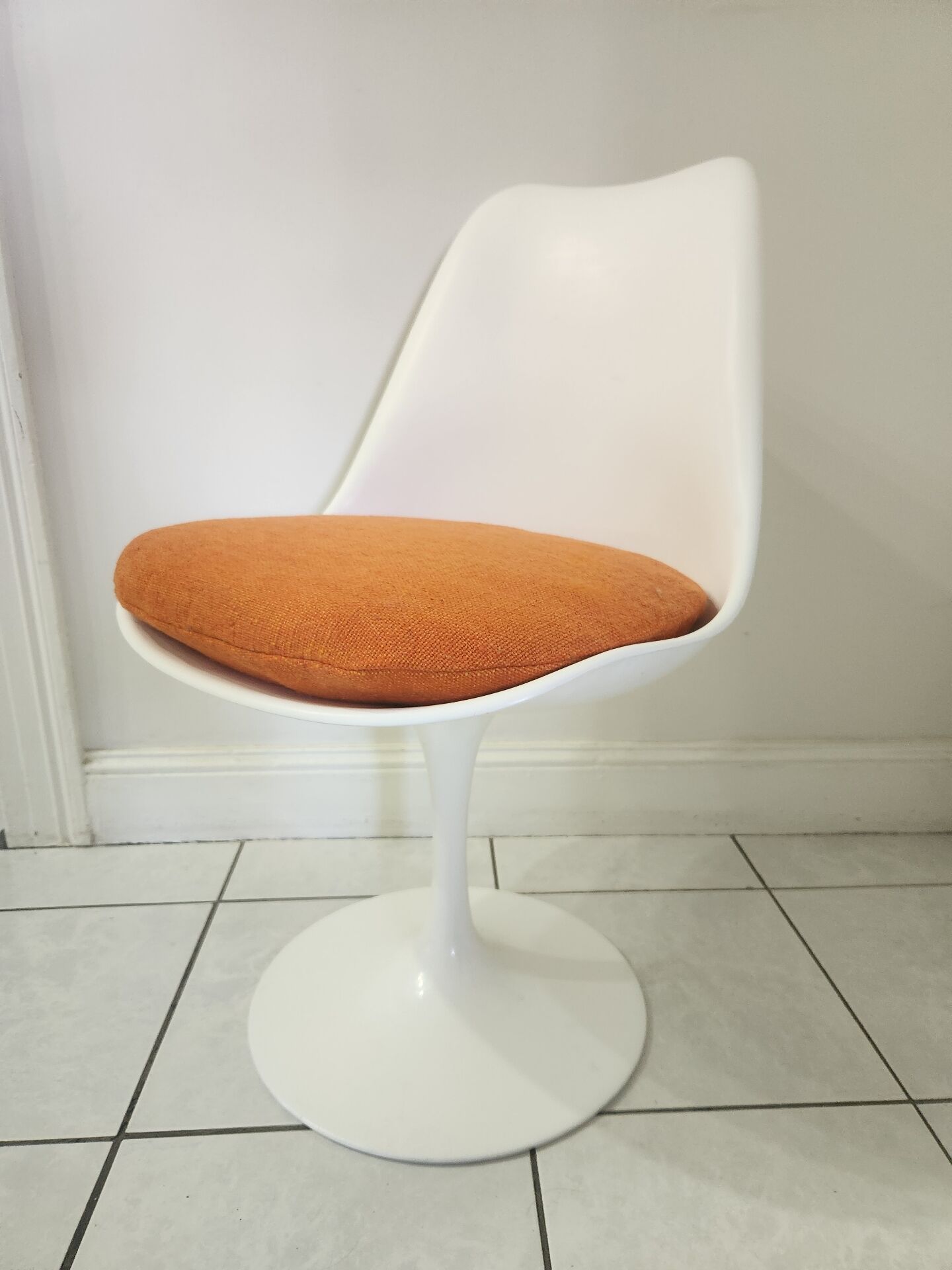 Chaise pivotante Tulip design de Eero Saarinen pour Knoll Int.