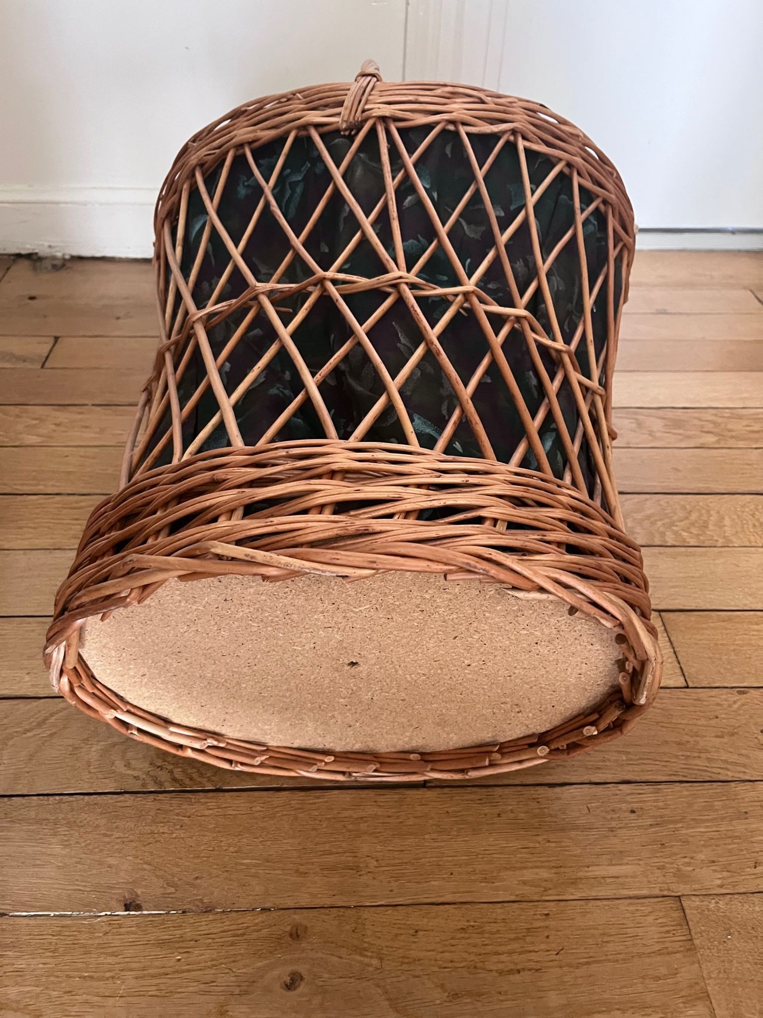 Wicker laundry basket